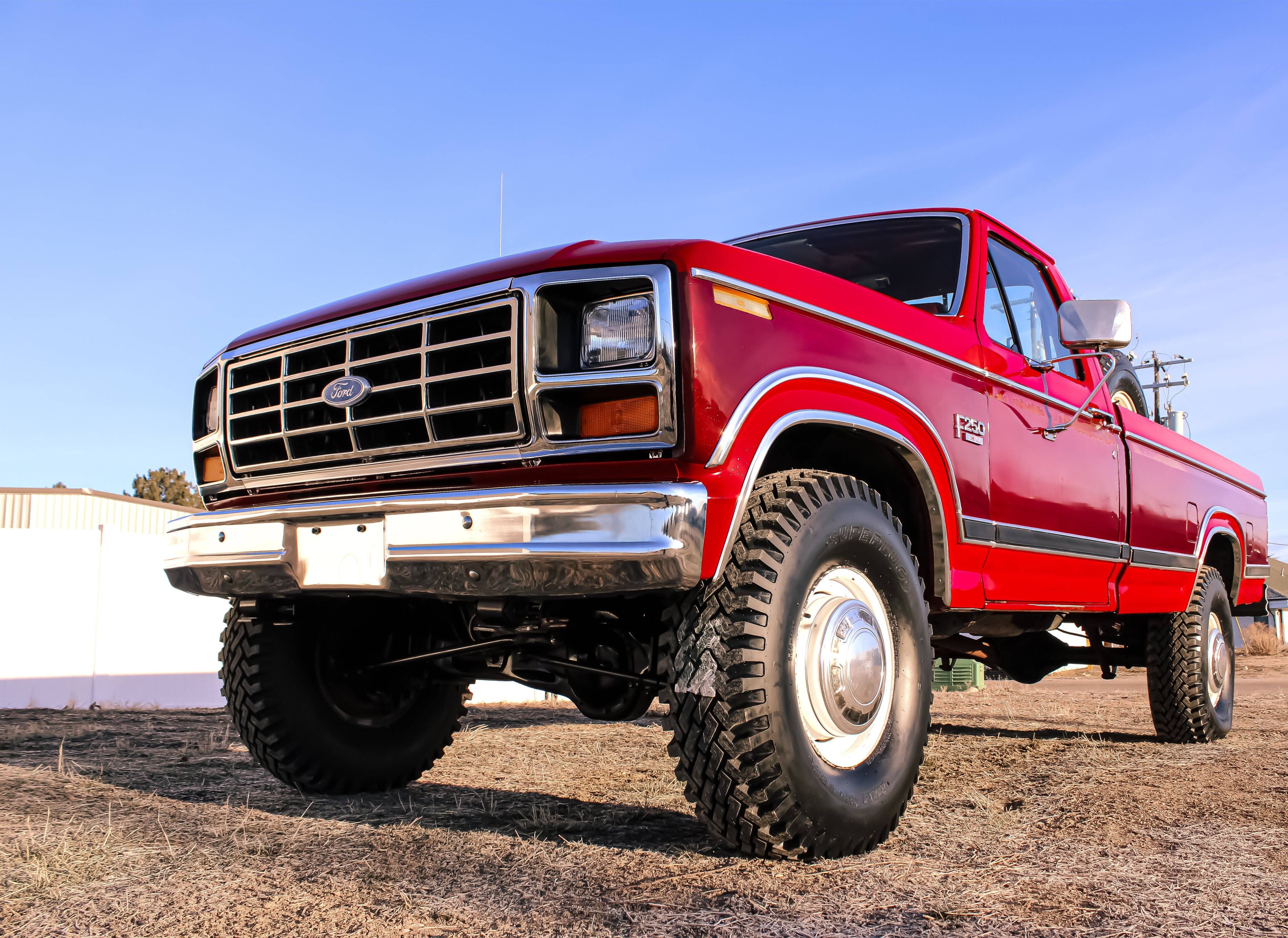 1983 Ford F250 Xl 4x4 Aesthetic Wallpaper