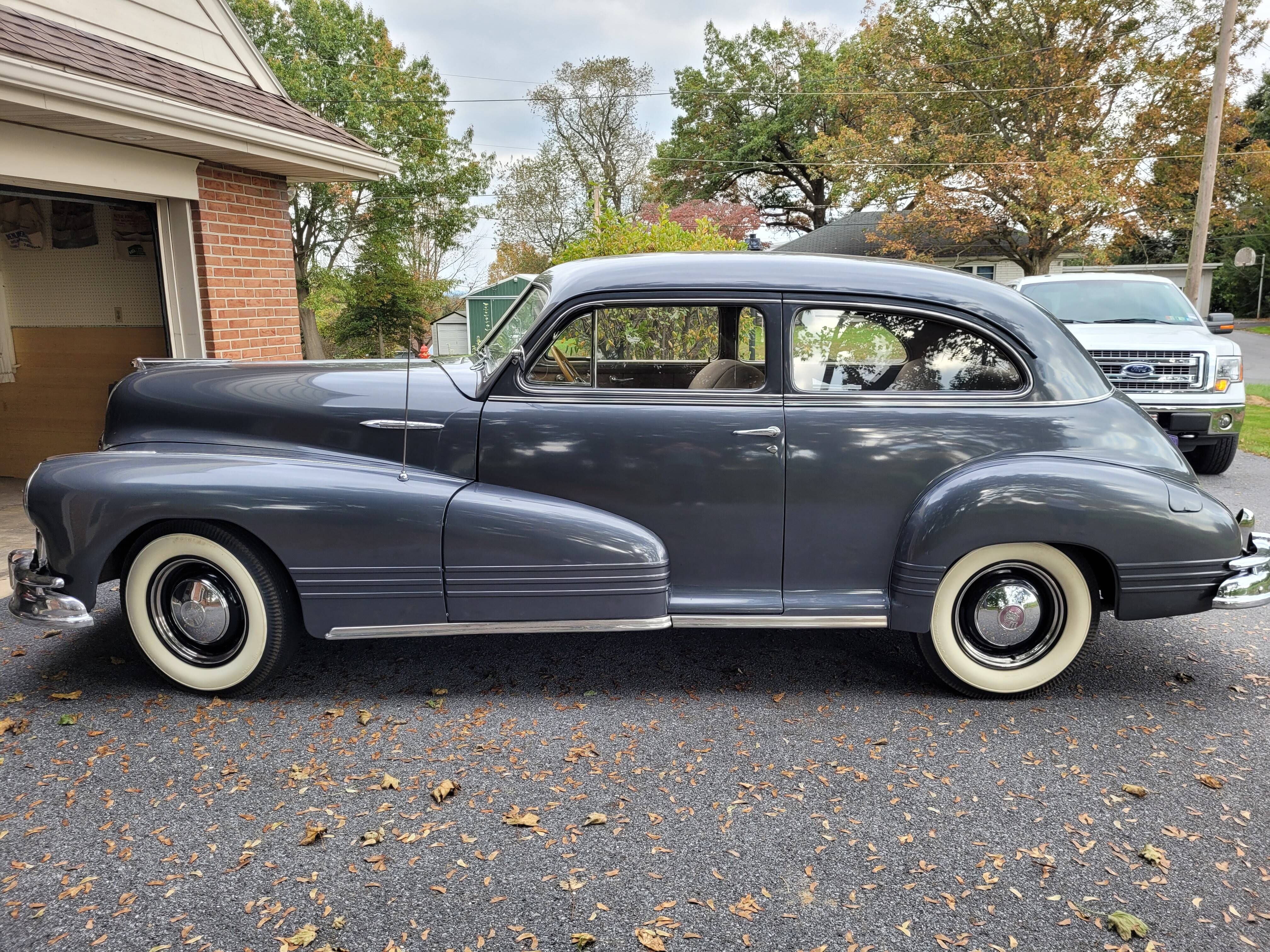 トト 1947 Pontiac Torpedo 2‑Door Sedan with Original Drivetrain and