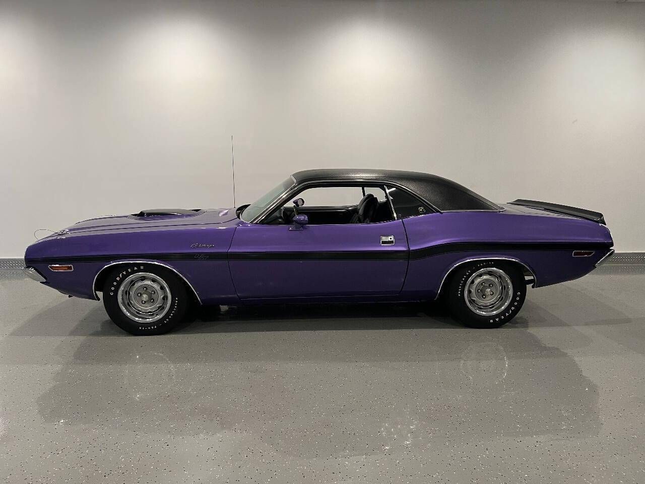 チャムタンページ Plum Crazy 1970 Dodge Challenger R/T 426 Hemi 4 Speed Track Pack