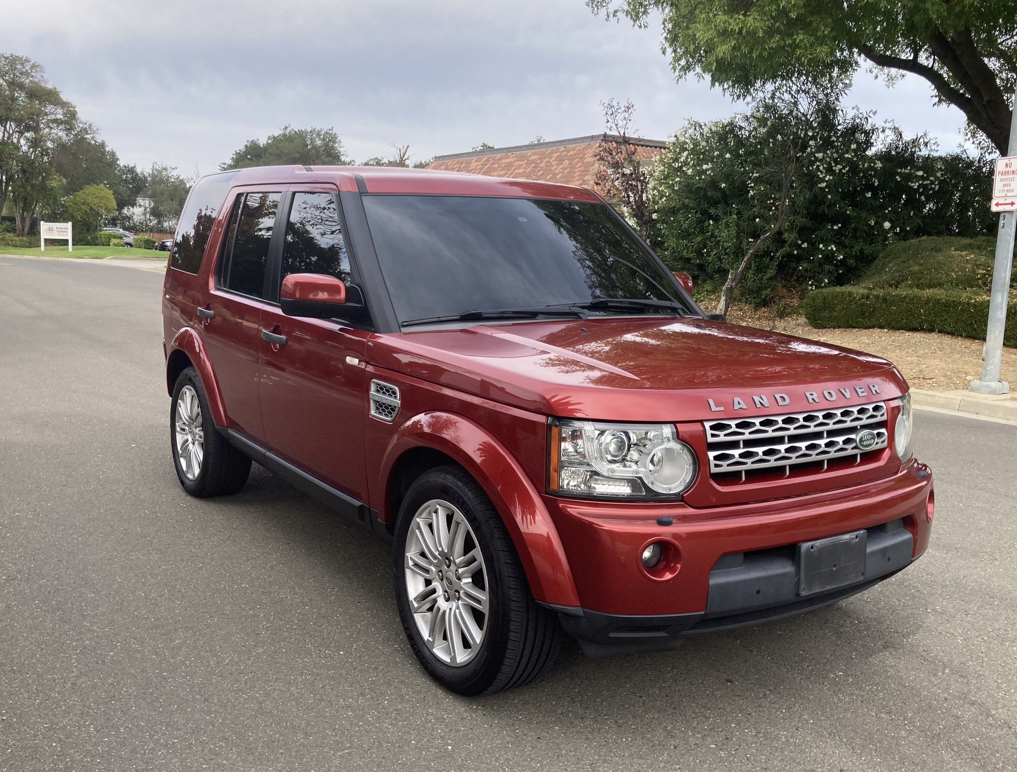 Luxury For Road and Trail: 2011 Land Rover LR4 HSE LUX 4x4