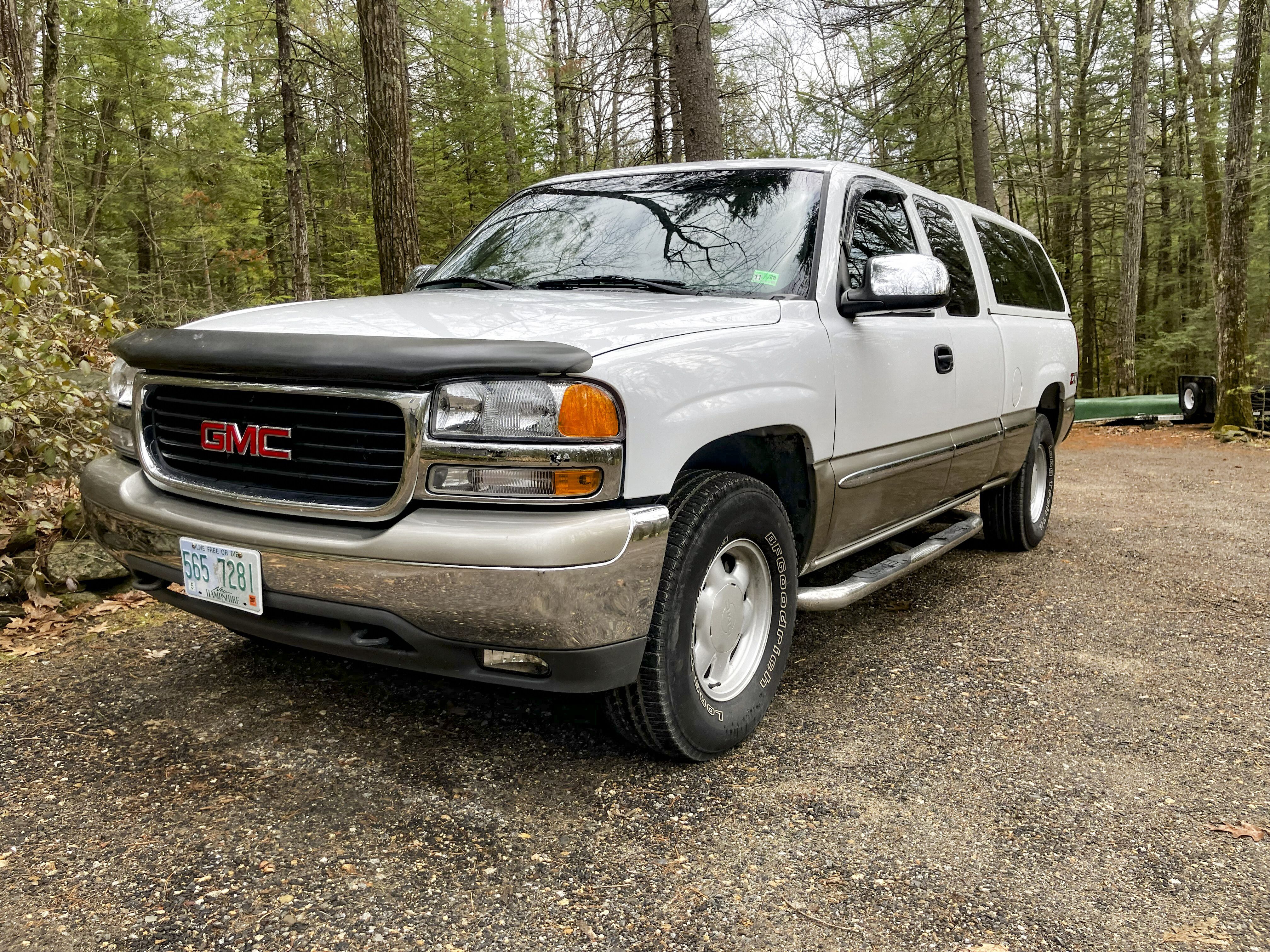 One-Family 2000 GMC Sierra 1500 SLE Extended Cab 4x4 Pickup With a Century Fiberglass Cap